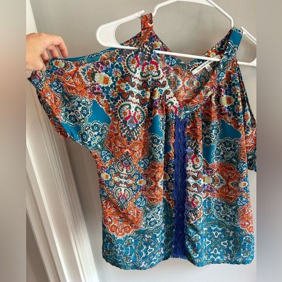 Vibrant Women's Cold Shoulder Cutout Top - Picture 4 of 5